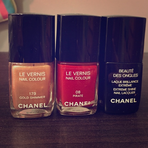 Set of Chanel nail polish w/ free mesh tote