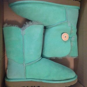UGG Bailey button size 7