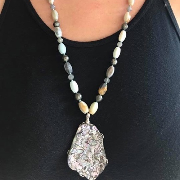 Hello, I'm Tara welcome to my closet! - Picture 7 of 8