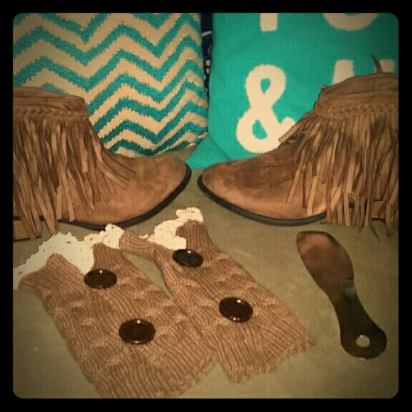 Size 8 fringe boots w/ shoe horn