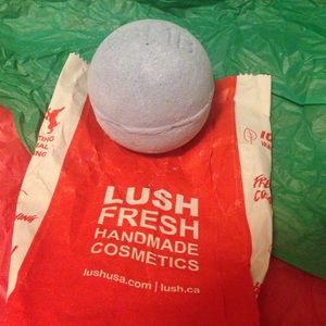 Lush bath bomb