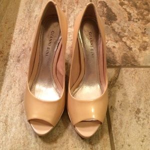 Great rose patent leather heels!