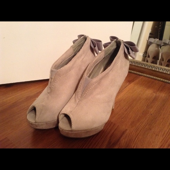 Grey faux suede pumps