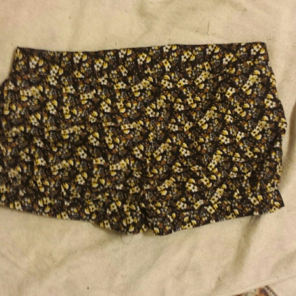 NWT MYLEY CYRUS MAX AZARIA FLORAL SHORTS - Picture 2 of 3