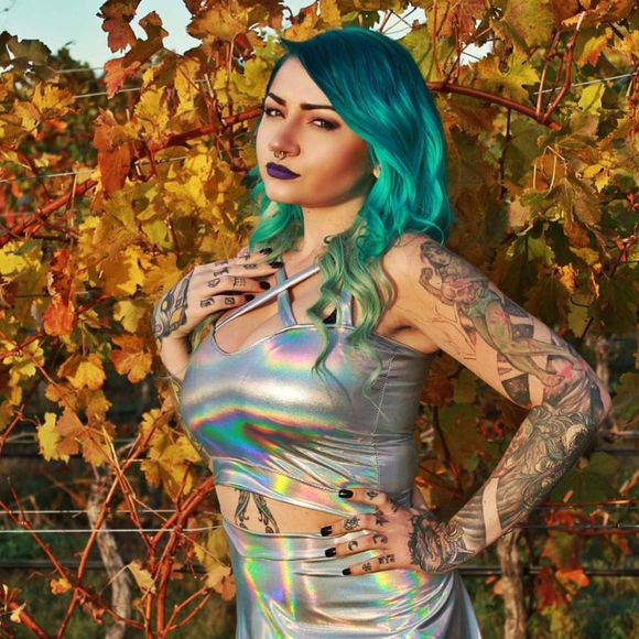 Meet your Posher, Courtney - Picture 2 of 7