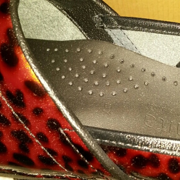 clogs - Picture 2 of 2