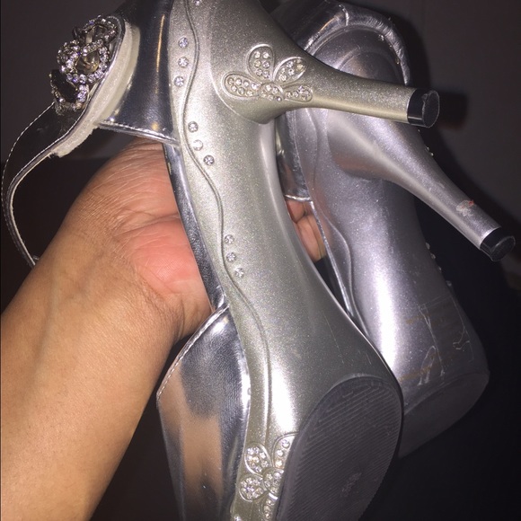 Silver Heels - Picture 2 of 2