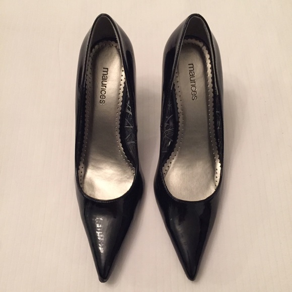 Black pointy shoes ✒️