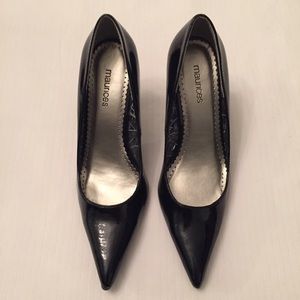 Black pointy shoes ✒️