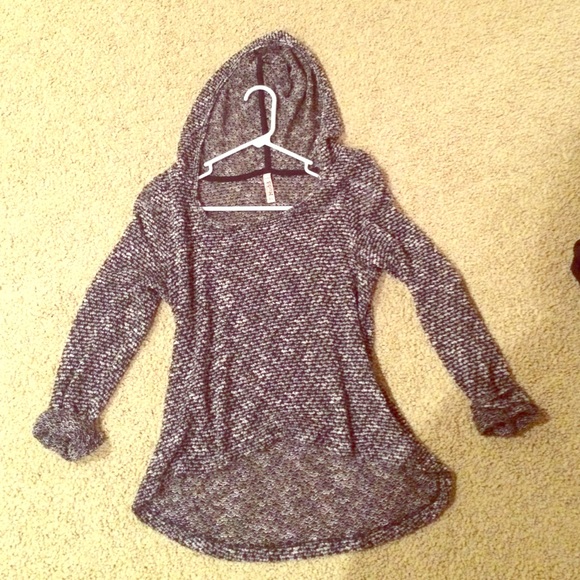 🌟NEVER WORN! Black and white knitted!