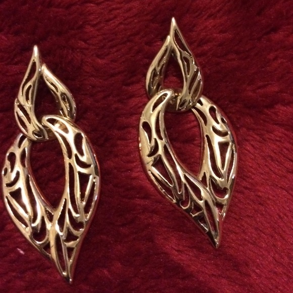 Ladies gold tone earrings hoops without backs