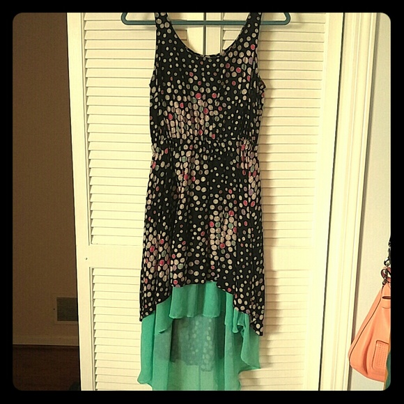 Flattering cute seashell print hi/lo dress. Sz Med