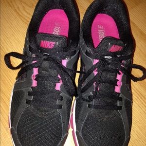 Nike dual fusion sneakers