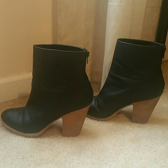Womens ankle booties. Excellent condition
