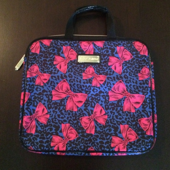 Betsey Johnson Handbags - HOUR SALE 🎉Betsey Johnson Laptop Carrier