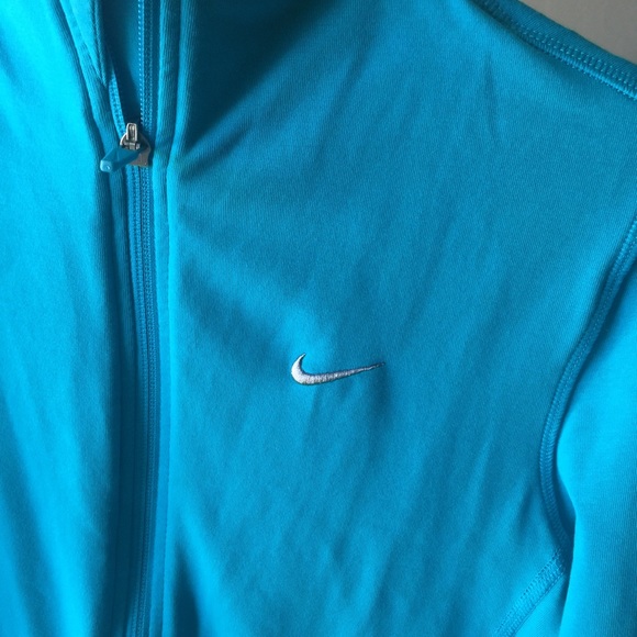Super cute tight fitting Nike jacket - Picture 2 of 3