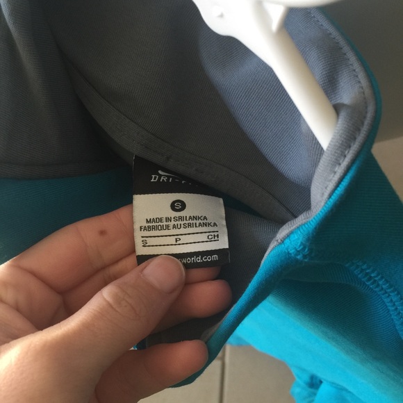 Super cute tight fitting Nike jacket - Picture 3 of 3