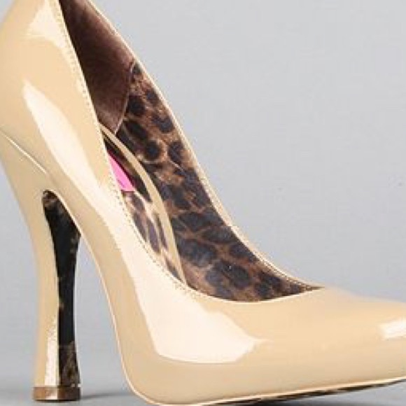 Betsey Johnson Tastty Pump in blush. Size 6.5.