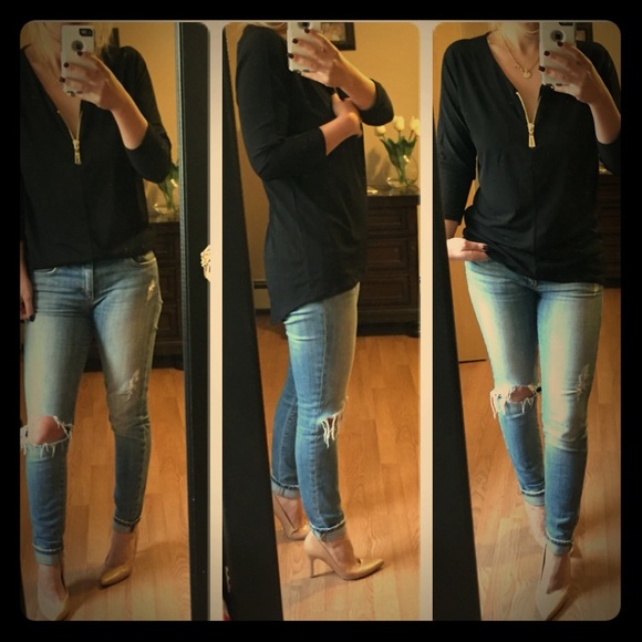 Tops - Black zip front top💕