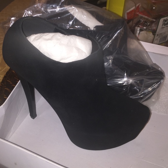 Black closed High Heels