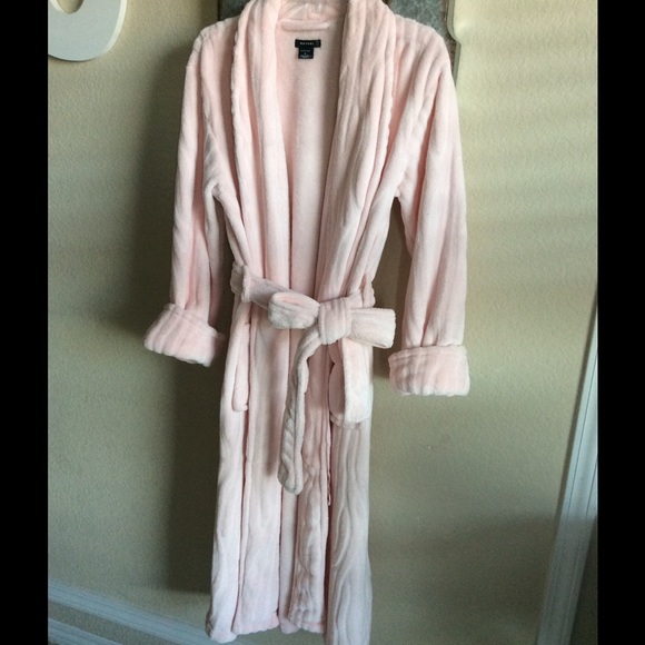 Robe - Picture 2 of 3