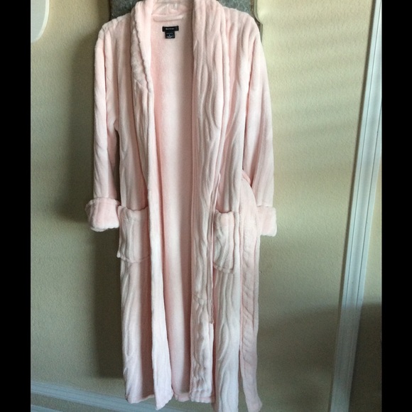 Robe - Picture 3 of 3