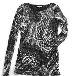 Form fitting black printed top