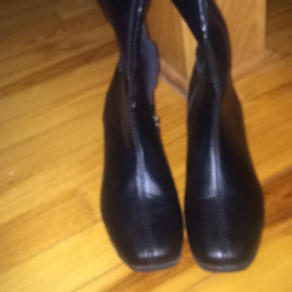 Black boots - Picture 3 of 4