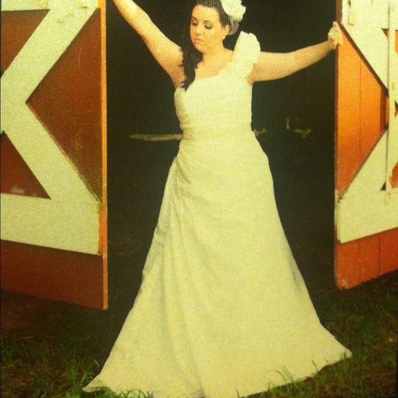 Gorgeous one shoulder wedding dress. - Picture 2 of 3