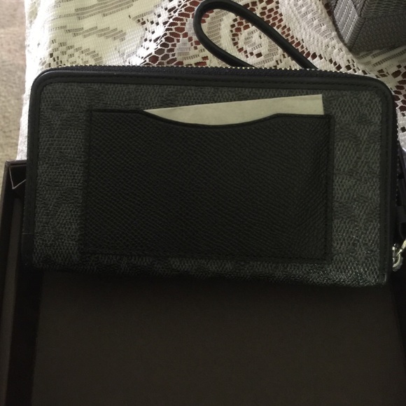 ❤️New in box Coach Wristlet❤️ - Picture 2 of 3