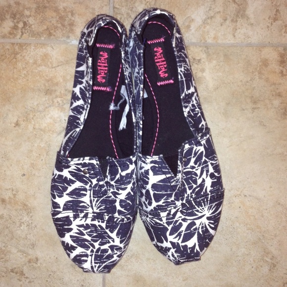 Navy Blue/White Flats....