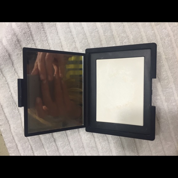 Nars translucent pressed powder
