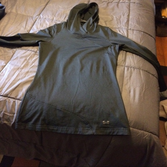 Black dry fitted hoodie under armor