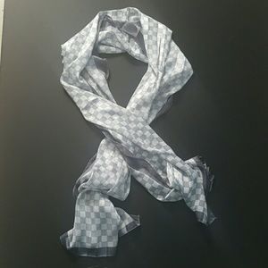Grey checkered scarf
