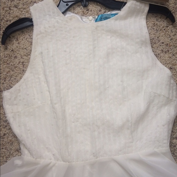 WHITE HOMECOMING/PARTY DRESS - Picture 3 of 3