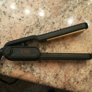 Mini CHI flat iron with 1 3/4 in plates