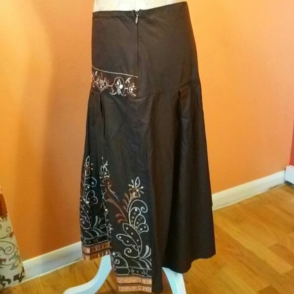 Embroidered/Embellished Pleated Midi Skirt - Picture 3 of 4