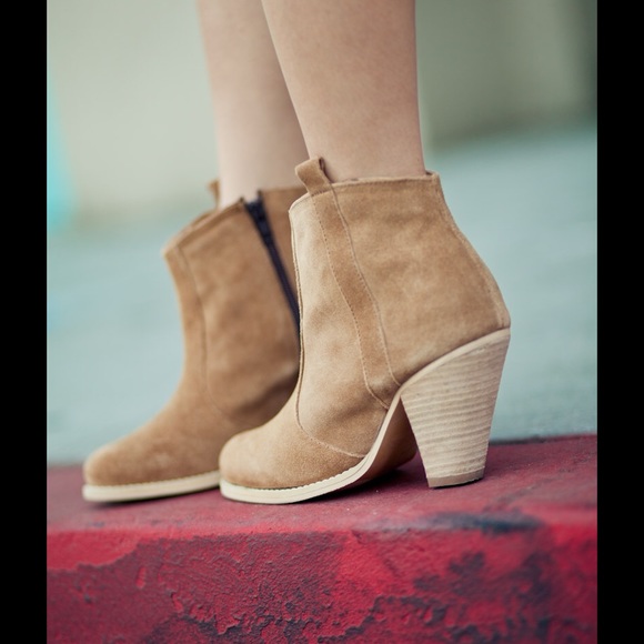 ASOS tan suede adorable ankle bootie sz 6
