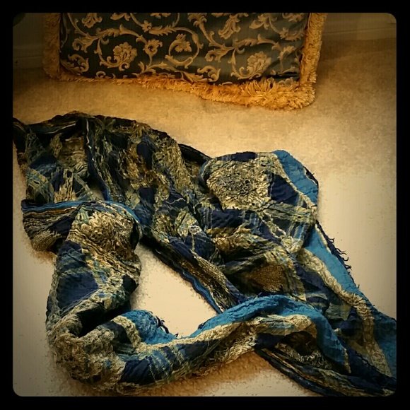 Scarf with bue and gold pattern