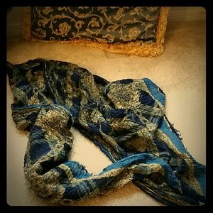 Scarf with bue and gold pattern