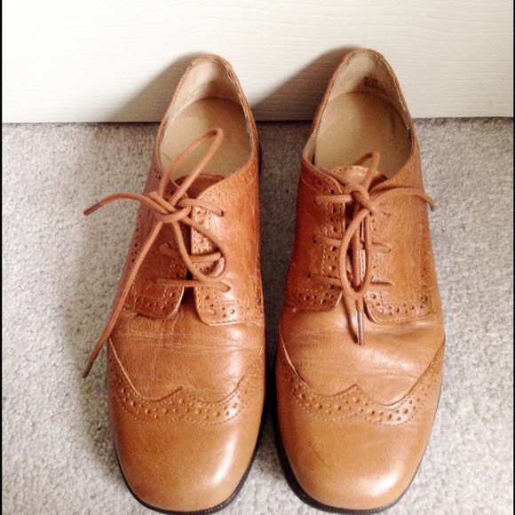 Brown Oxford lace up shoes