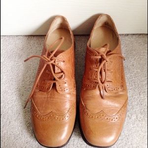 Brown Oxford lace up shoes