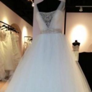 Beautiful Wedding Dress! Never worn!!
