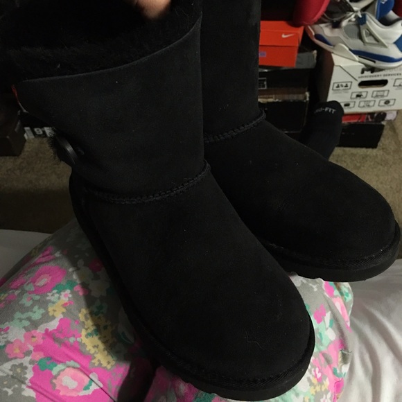 Black Bailey button uggs CHEAPER ON MERCARI - Picture 1 of 4