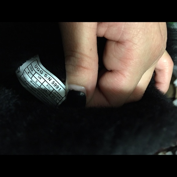 Black Bailey button uggs CHEAPER ON MERCARI - Picture 4 of 4
