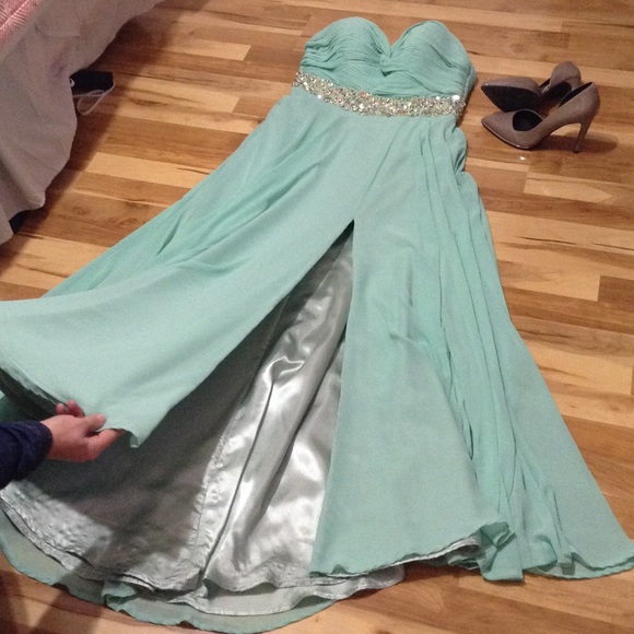 CLOSET CLOSING. MAKE AN OFFERThrough offer button - Picture 3 of 4