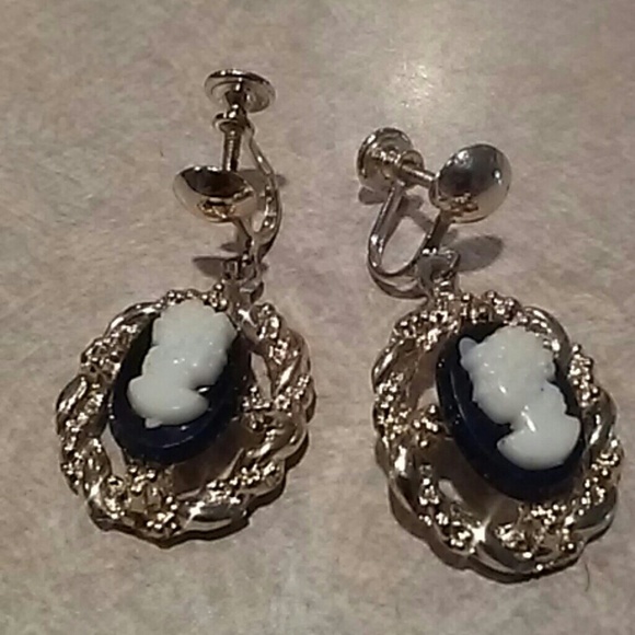 Jewelry - Vintage cameo earrings