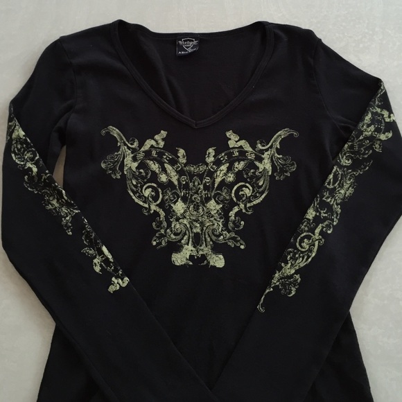 Long sleeve graphic top