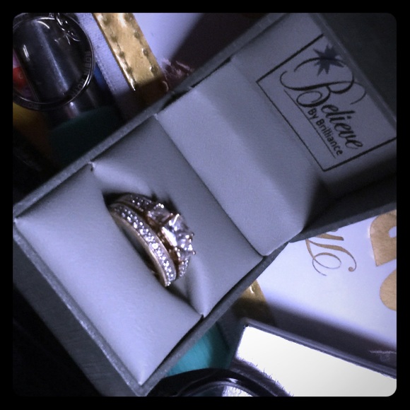 Size 7.5-8gold diamond ring will go lower dont fit