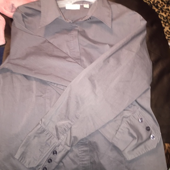 Gray NEW YORK & COMPANY shirt 🌷